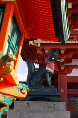 Estatua japonesa de Kitsune Inari en templo, guardián protector japonés de templos y santuarios, Japón
