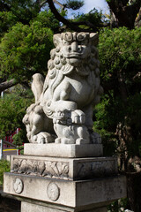 Fototapeta na wymiar Leones Fu, perros guardianes templos y santuarios japoneses, Japón
