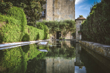 Estanque de agua del palacio renacentista de Bornos, Cádiz, Andalucía, España.