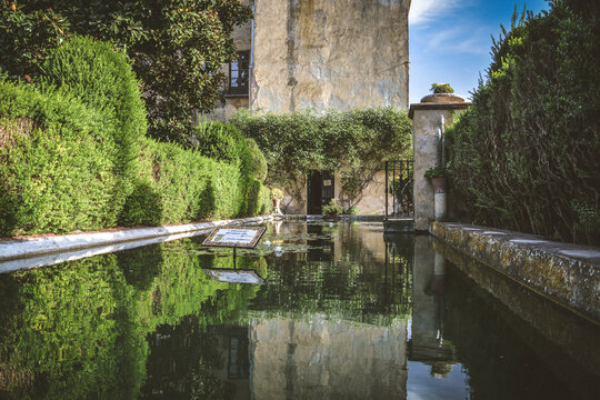 Estanque de agua del palacio renacentista de Bornos, C&aacute;diz, Andaluc&iacute;a, Espa&ntilde;a.