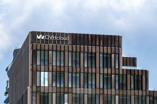 Paris, France - 25 novembre 2023: Vue ext&eacute;rieure d'un b&acirc;timent OVHcloud. OVHcloud, anciennement OVH, est une entreprise fran&ccedil;aise sp&eacute;cialis&eacute;e dans le cloud computing et l'h&eacute;bergement de donn&eacute;es