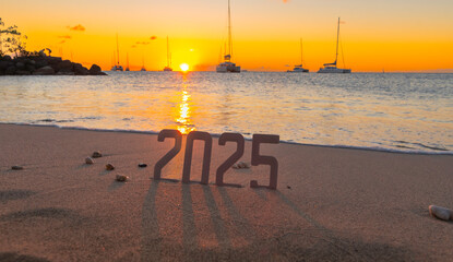 Panorama d'un lever de soleil sur une plage des Caraïbes et les chiffres 2025. Bonne année 2025...