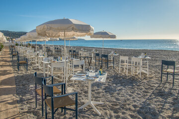 Tables de restaurant de plage au bord de la baie des anges à Nice sur la Côte d'Azur