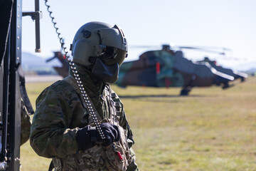 Un soldado tripulante de un helicóptero de ataque Tigre con uniforme y casco.