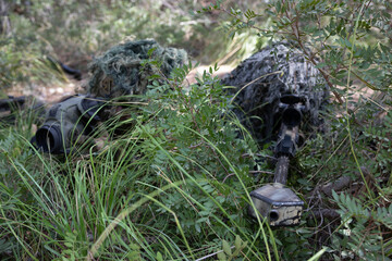 Soldados francotiradores camuflados en el bosque a punto de disparar.