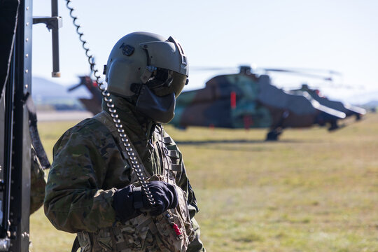 Un soldado tripulante de un helic&oacute;ptero de ataque Tigre con uniforme y casco.