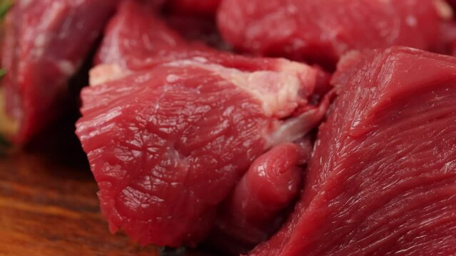 morceaux de boeuf cru, en gros plan, sur une planche &agrave; d&eacute;couper