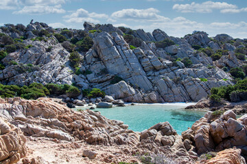 La spiaggia di Cala Napoletana è una piccola e graziosa spiaggia situata nel nord dell'isola di Caprera, nel pieno del Parco Nazionale dell'Arcipelago de La Maddalena.