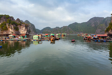 Fototapeta na wymiar Floating fishing village in Halong Bay, Vietnam, Southeast Asia.. 