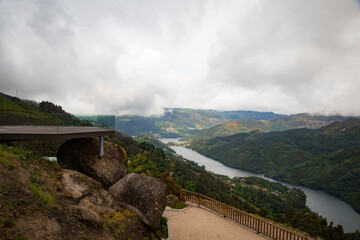 Naklejka premium Detalhe de paisagem de montanhas e rio junto ao parque-peneda-geres, norte de Portugal