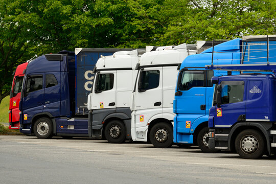 Camions sur le parking de l&rsquo;aire de repos &agrave; Beuzeville, France, le 13 mai 2021