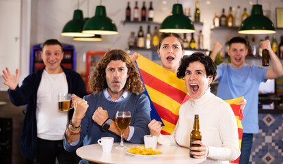 Fans celebrate the victory of the Catalan team in a beer bar - obrazy, fototapety, plakaty