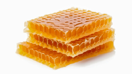 Des rayons de miel dégoulinants de miel frais sur fond blanc.