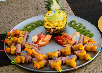 Fruit and ham skewers: a delicious combination of flavors and colors