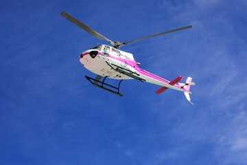 Fototapeta na wymiar Hubschrauber im Flug
