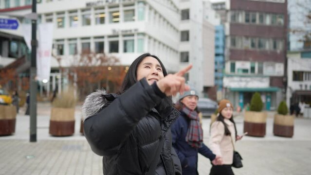 韓国のソウルの明洞の教会周辺を散歩するロングヘアーの30代の韓国人男性 A long-haired Korean man in his 30s taking a walk around a church in Myeong-dong, Seoul, South Korea