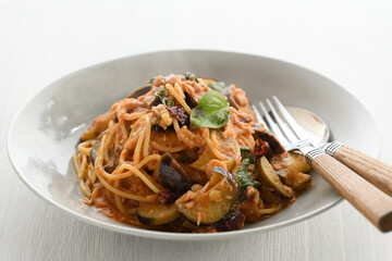 茄子とツナのトマトソースパスタ