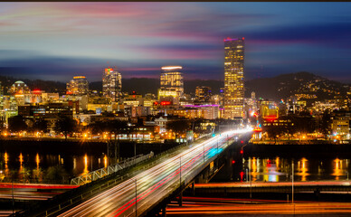 Fototapeta premium Portland, Oregon - USA, Bridge at Night - downtown Oregon in background