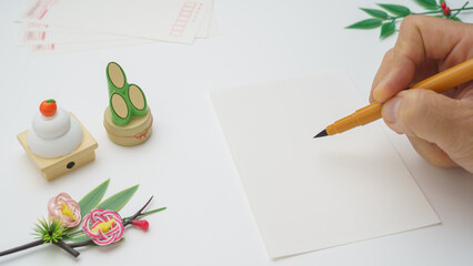 日本の年賀状イメージ(白背景)｜年賀状・筆ペン・門松・鏡餅