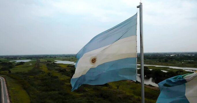 bandera argentina y formosa en la costanera del rio paraguay, ciudad de formosa, republica argentina