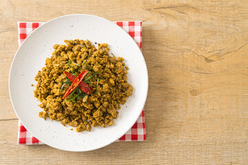 Stir Fried Pork with Yellow Curry Paste