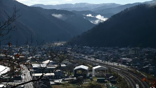 今庄駅を通過する特急サンダーバード （北陸本線 今庄, 2023年12月）