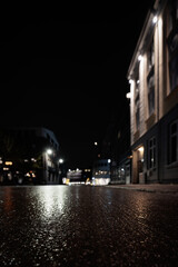 Mokra ulica w Norwegii, miasto nocą