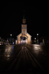 Symetrycznie, kościół nocą w Tromso, Norwegia - obrazy, fototapety, plakaty