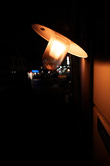 Lampa miejska na ścianie budynku