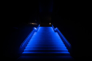 Niebiesko podświetlone schody w nocy - obrazy, fototapety, plakaty