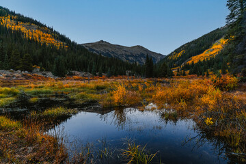 Fototapeta na wymiar Colorado Mountain Reflection Lake in Peak Fall Foliage