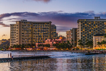 Colorful Sunset Breakwater Tourists Pacific Ocean Buildings Waikiki Honolulu Hawaii - obrazy, fototapety, plakaty