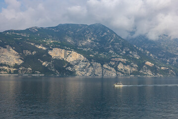 Fototapeta na wymiar Beautiful boat on Lake Garda
