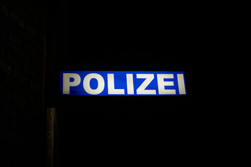 Neonlicht einer Polizeiwache im Hafen von Stralsund in Deutschland bei Nacht 