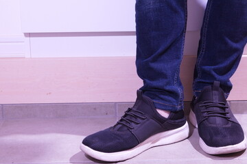 スニーカーを履いた足元のアップ写真。おしゃれ、快適、履きやすさ、スマートな印象をイメージ。