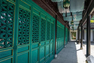 Wandcirkels tuinposter Promenade and green wooden doors in ancient Chinese architecture © evening_tao