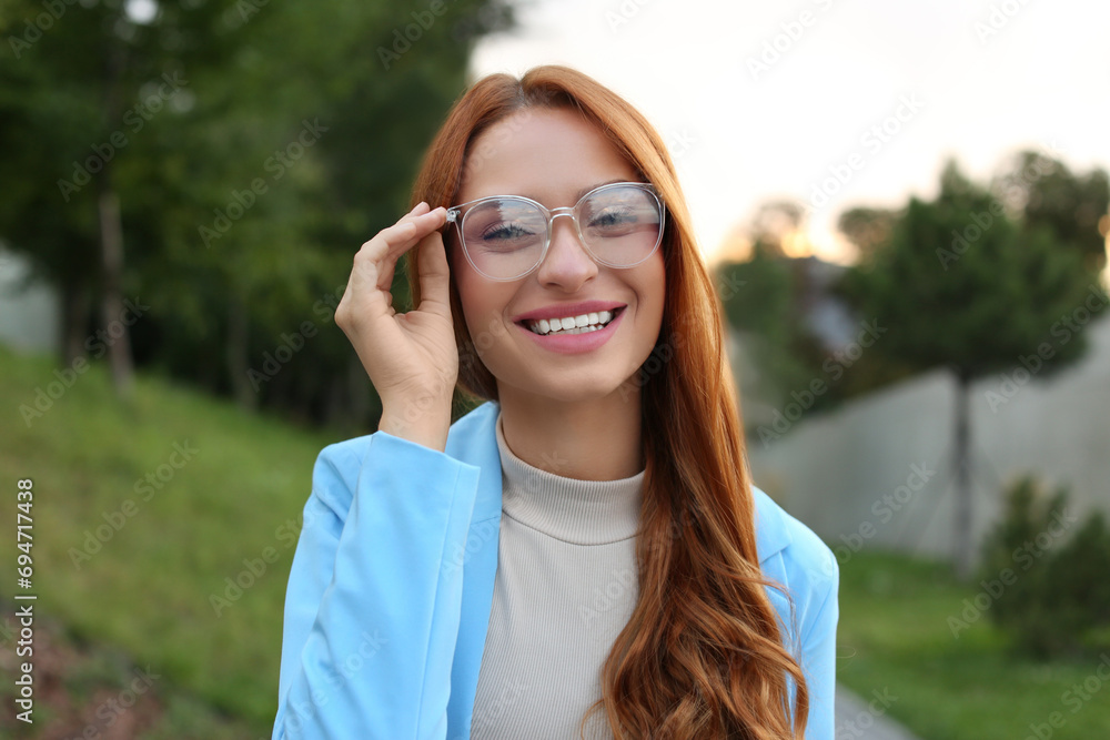 Poster Portrait of beautiful woman in glasses outdoors