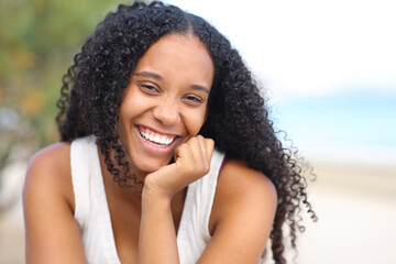 Happy beauty black woman with perfect smile on the beach - obrazy, fototapety, plakaty