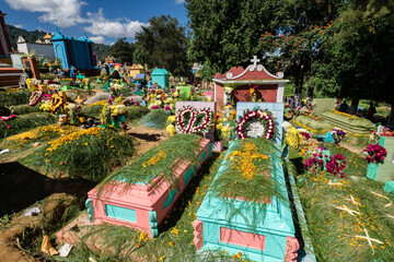 tumbas de colores, celebracion del dia de muertos en el Cementerio General, Santo Tomás Chichicastenango, República de Guatemala, América Central