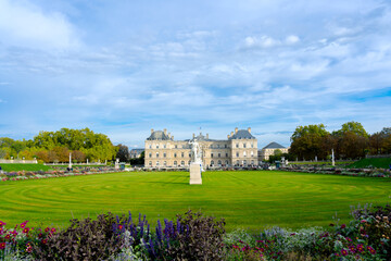 Fototapeta na wymiar Luxembourg garden in Paris at sunny day
