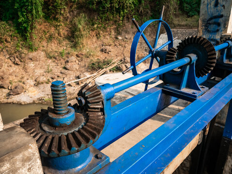 gear system to regulate river water flow for irrigation