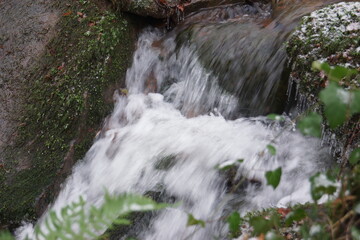 Ein Bach nach ergiebigen Regen mit Felsen und Steinen und ein Bach ohne Wasser nur Steine