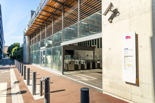 Entrance of Issy Val de Seine railway station on a sunny day