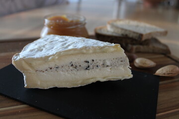 Brie aux truffes, fromage truffé, terroir de France