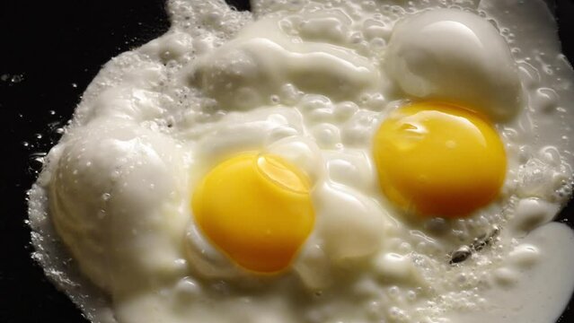 Dois ovos fritando, close up