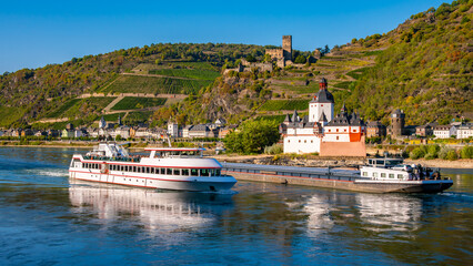 Panoramic view of Pfalzgrafenstein island castle in the middle of the river and Gutenfels castle on a rock above the village of Kaub. Tourist attractions in the romantic middle rhine valley in Germany - obrazy, fototapety, plakaty