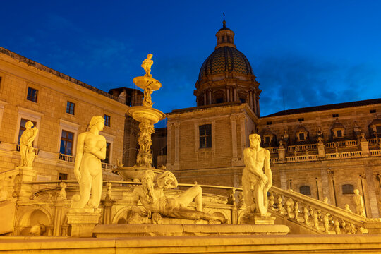 Italy, Sicily, Palermo, piazza Pretoria with the Praetoria fountain at night