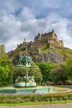 Ross Fountain with Edinburgh castle in background, UNESCO, Old Town, Edinburgh, Lothian, Scotland, UK