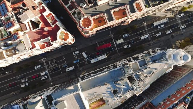 Plano a&eacute;reo de zona c&eacute;ntrica de ciudad. Edificios y tr&aacute;fico en Gran V&iacute;a, Madrid. Grabado con dron 4K.	