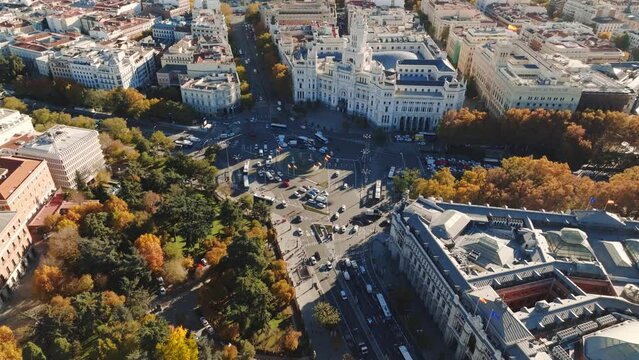 Plano a&eacute;reo de zona c&eacute;ntrica de ciudad. Edificios y tr&aacute;fico en Gran V&iacute;a, Madrid. Plaza de Cibeles. Grabado con dron 4K.	
